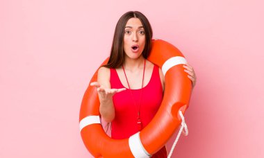 İspanyol güzel kadın son derece şaşırmış ve şok olmuş hissediyor. cankurtaran konsepti