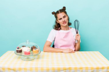 Genç ve güzel bir kadın şaşkın ve şaşkın hissediyor. Ev yapımı kek konsepti