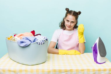 Genç ve güzel bir kadın kapiş ya da para hareketi yapıyor, sana ödemeni söylüyor. ev işi kavramı