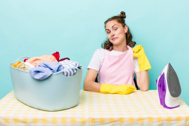 Genç ve güzel bir kadın kibirli, başarılı, pozitif ve gururlu görünüyor. ev işi kavramı