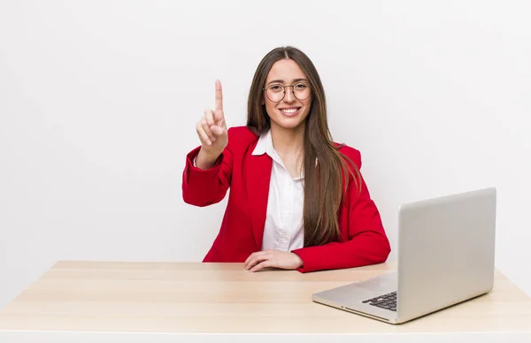 Mujer Bonita Hispana Sonriendo Luciendo Amigable Mostrando Número Uno Concepto —  Fotos de Stock