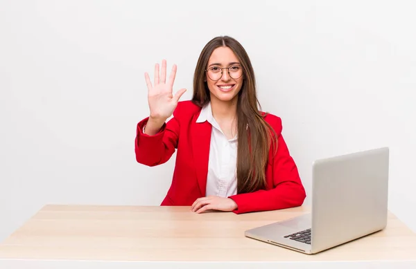 Hispanic Pretty Woman Smiling Looking Friendly Showing Number Five Business — Stock Photo, Image