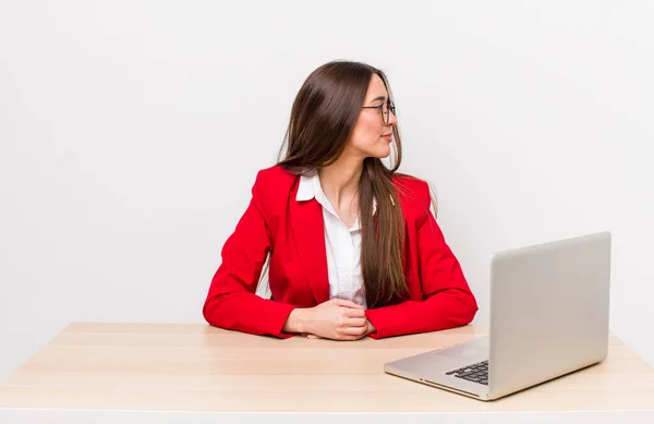 Hispanic Pretty Woman Profile View Thinking Imagining Daydreaming Business Desk — Stock Photo, Image