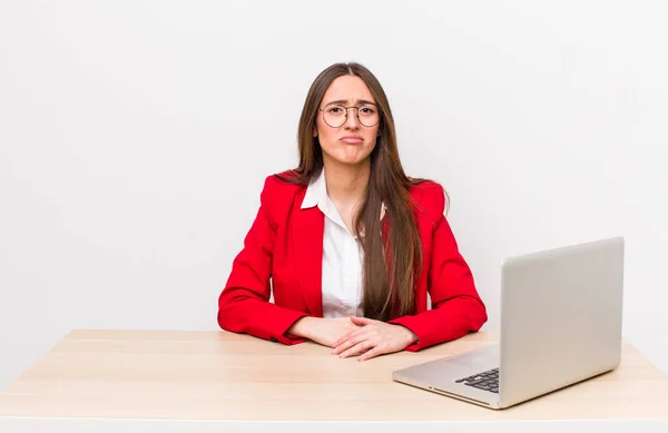 Ispanica Bella Donna Sente Triste Piagnucoloso Con Uno Sguardo Infelice — Foto Stock