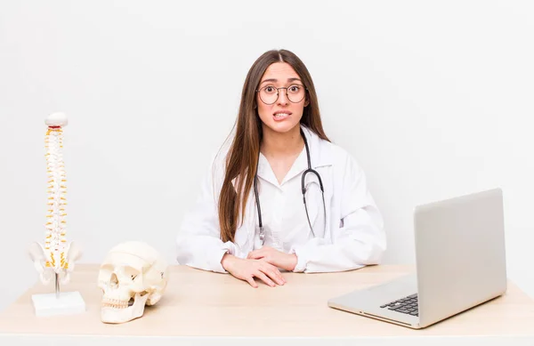 Hispanic Pretty Woman Looking Puzzled Confused Spine Specialist Concept — Photo