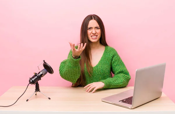 Hispânico Bonita Mulher Olhando Com Raiva Irritado Frustrado Conceito Influenciador — Fotografia de Stock