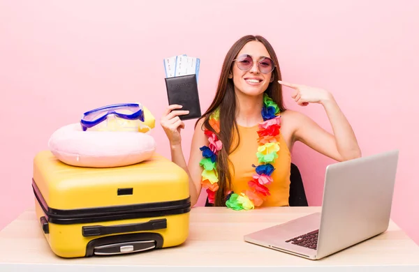 Hispanic Pretty Woman Smiling Confidently Pointing Own Broad Smile Tourist — Foto de Stock