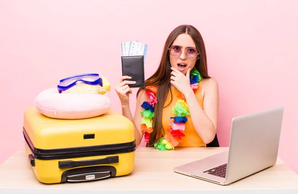 Hispanic Pretty Woman Mouth Eyes Wide Open Hand Chin Tourist — Stock Photo, Image