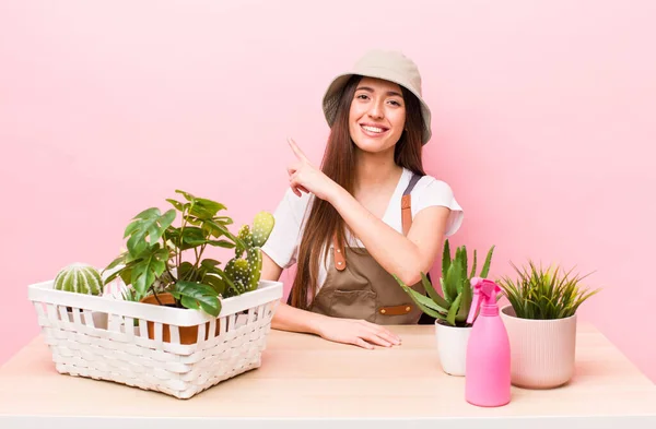 Hispanic Pretty Woman Smiling Cheerfully Feeling Happy Pointing Side Plants — Stock Photo, Image