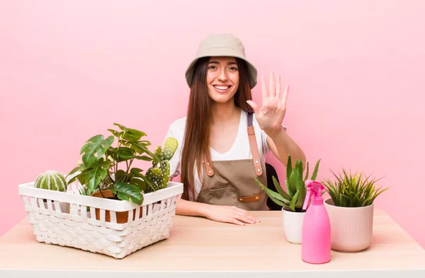Hispanic Pretty Woman Smiling Looking Friendly Showing Number Five Plants — 스톡 사진