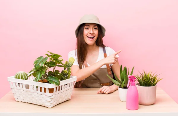 Hispanic Pretty Woman Looking Excited Surprised Pointing Side Plants Gardering — Stock Photo, Image