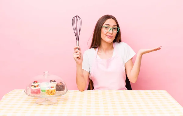 Zijn Paniekerige Mooie Vrouw Voelt Zich Verward Verward Twijfelt Zelfgebakken — Stockfoto