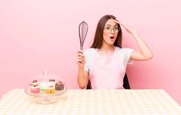 Zijn Paniekerige Mooie Vrouw Die Gelukkig Verbaasd Verrast Uitziet Zelfgebakken — Stockfoto