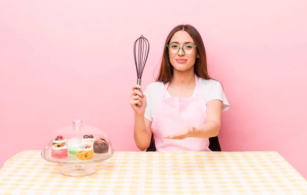 Spaanse Mooie Vrouw Glimlacht Gelukkig Met Vriendelijk Het Aanbieden Tonen — Stockfoto