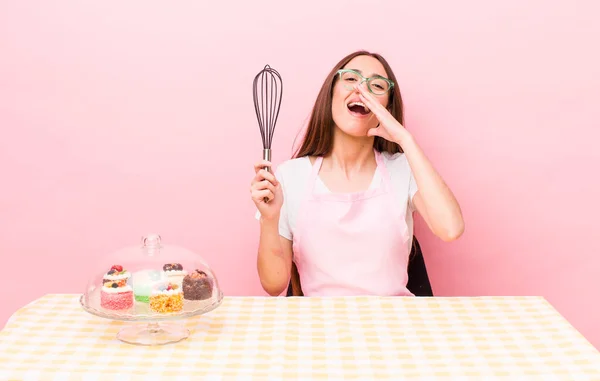 Latijns Amerikaanse Mooie Vrouw Voelt Zich Gelukkig Geeft Een Grote — Stockfoto