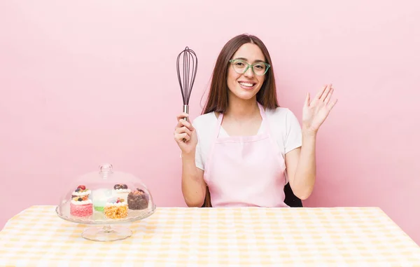 Zijn Paniekerige Mooie Vrouw Glimlacht Vrolijk Zwaait Met Hand Verwelkomt — Stockfoto