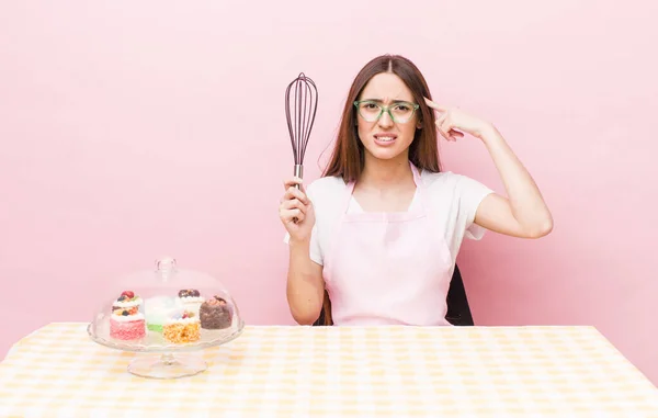 Latijns Amerikaanse Mooie Vrouw Voelt Zich Verward Verbaasd Waaruit Blijkt — Stockfoto