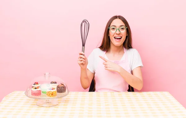 Zijn Paniekerige Mooie Vrouw Kijkt Opgewonden Verrast Wijzend Naar Zijkant — Stockfoto