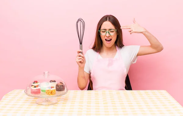 Zijn Paniekerige Mooie Vrouw Kijkt Ongelukkig Gestresst Zelfmoord Gebaar Maken — Stockfoto