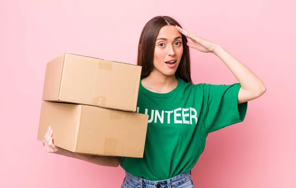 Hispânico Bonita Mulher Olhando Feliz Surpreso Surpreso Conceito Voluntário — Fotografia de Stock