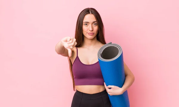 Mujer Bonita Hispana Sintiendo Cruz Mostrando Los Pulgares Hacia Abajo — Foto de Stock