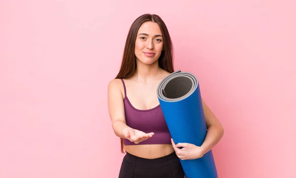 Hispanic Söt Kvinna Ler Glatt Med Vänlig Och Erbjuder Och — Stockfoto