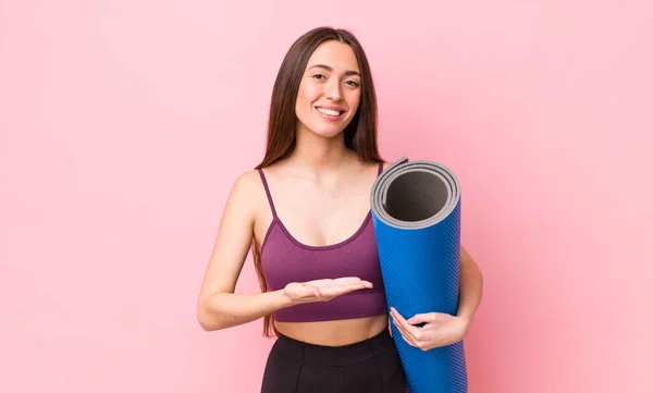 Mujer Bonita Hispana Sonriendo Alegremente Sintiéndose Feliz Mostrando Concepto Concepto — Foto de Stock