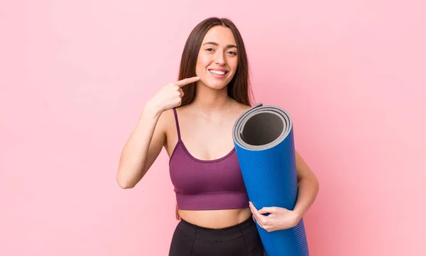 Zijn Paniekerige Mooie Vrouw Glimlacht Vol Vertrouwen Wijzend Naar Een — Stockfoto