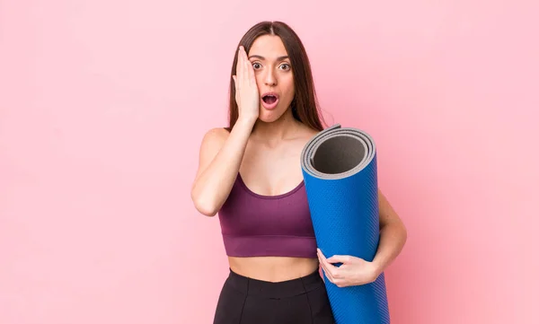 Hispanic Pretty Woman Feeling Shocked Scared Fitness Yoga Concept — Photo