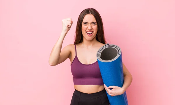 Hispanic Pretty Woman Shouting Aggressively Angry Expression Fitness Yoga Concept — Photo