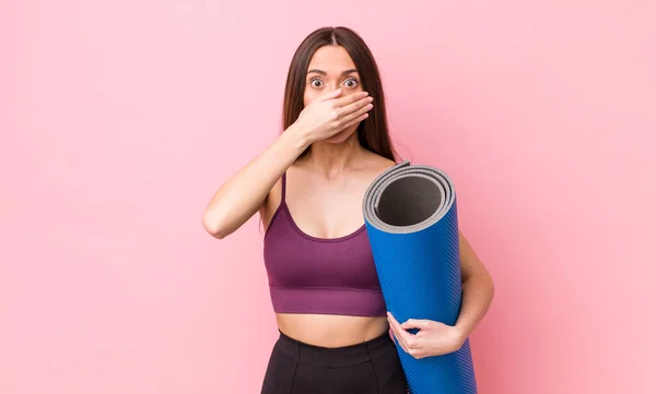 Ispanica Bella Donna Che Copre Bocca Con Mani Con Uno — Foto Stock