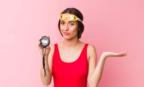 Hispanic Pretty Woman Feeling Puzzled Confused Doubting Swimmer Timer Concept — Stockfoto