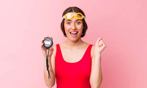 Zijn Paniekerige Mooie Vrouw Voelt Zich Geschokt Lacht Viert Succes — Stockfoto