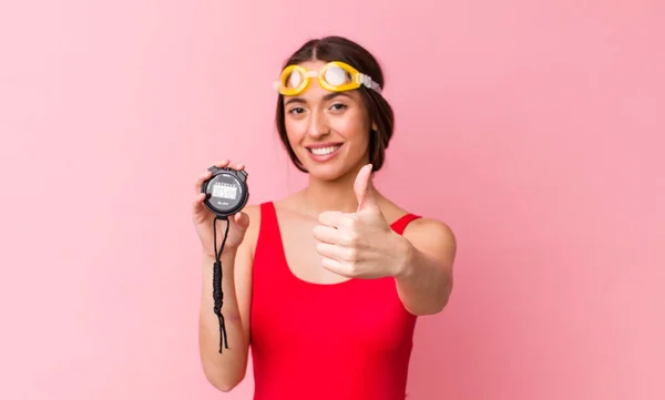 Hispanic Pretty Woman Feeling Proud Smiling Positively Thumbs Swimmer Timer — Stockfoto