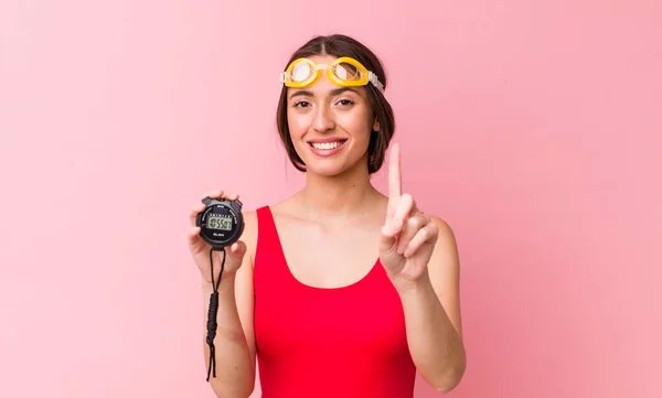 Latijns Amerikaanse Mooie Vrouw Glimlachend Vriendelijk Toont Nummer Een Zwemmer — Stockfoto