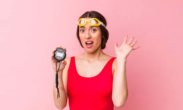 Zijn Paniekerige Mooie Vrouw Schreeuwend Met Handen Lucht Zwemmer Timer — Stockfoto