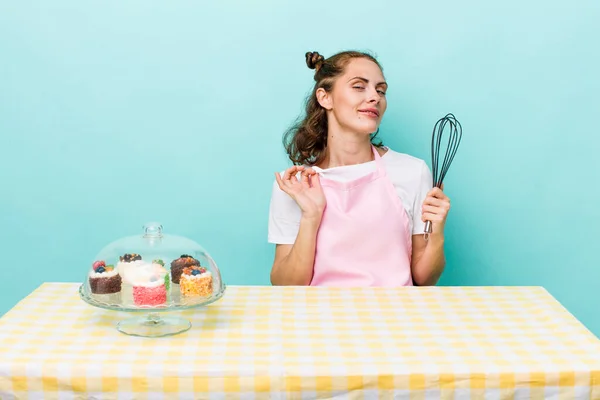 Jonge Mooie Vrouw Die Arrogant Succesvol Positief Trots Uitziet Zelfgebakken — Stockfoto