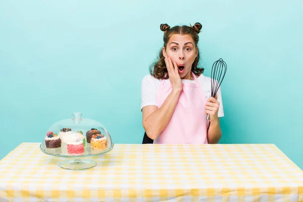 Young Pretty Woman Feeling Shocked Scared Home Made Cakes Concept — Fotografia de Stock
