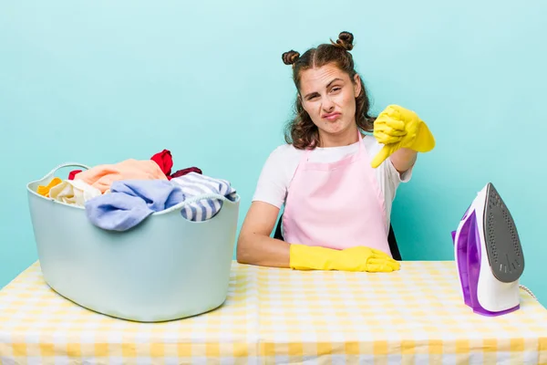 Junge Hübsche Frau Die Sich Kreuzt Und Daumen Nach Unten — Stockfoto