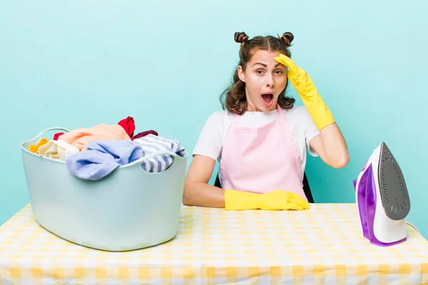 Junge Hübsche Frau Die Glücklich Erstaunt Und Überrascht Wirkt Hausarbeit — Stockfoto