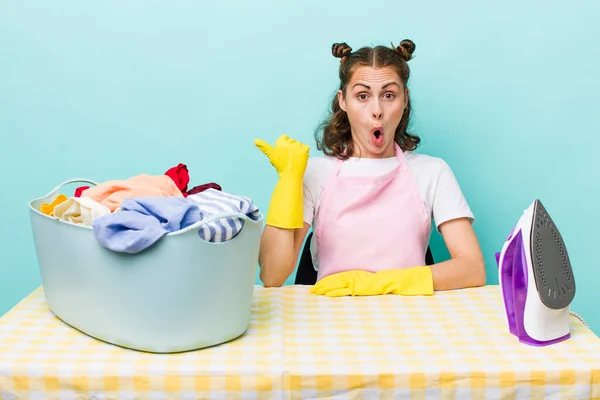 Junge Hübsche Frau Schaut Erstaunt Ungläubig Hausarbeit Konzept — Stockfoto