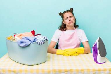 Genç, güzel bir kadın üzgün ve mızmızlanıyor. Mutsuz bir bakışı var ve ağlıyor. ev işi kavramı