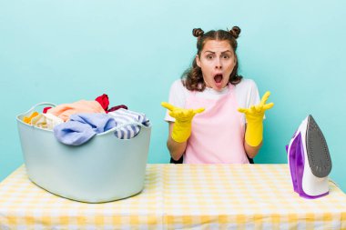 Genç ve güzel bir kadın şok olmuş ve şaşırmış hissediyor. ev işi kavramı