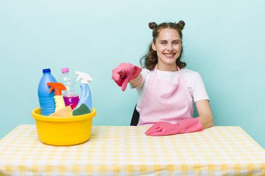 Genç ve güzel bir kadın kamerayı işaret ederek seni seçiyor. ev bekçisi konsepti