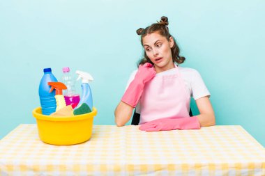 Genç ve güzel bir kadın stresli, endişeli, yorgun ve hayal kırıklığına uğramış hissediyor. ev bekçisi konsepti