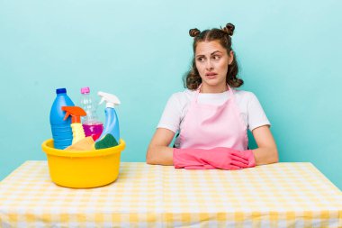 Genç, güzel bir kadın üzgün, üzgün ya da kızgın hissediyor ve yan tarafa bakıyor. ev bekçisi konsepti