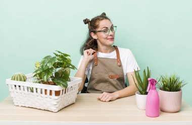 Genç ve güzel bir kadın kibirli, başarılı, pozitif ve gururlu görünüyor. baharat bitkileri konsepti