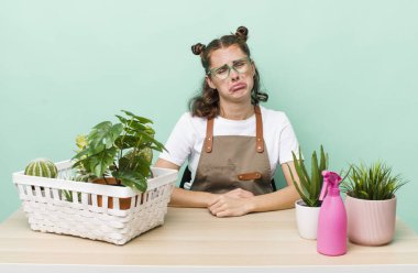 Genç, güzel bir kadın üzgün ve mızmızlanıyor. Mutsuz bir bakışı var ve ağlıyor. baharat bitkileri konsepti