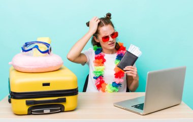 Genç ve güzel bir kadın mutlu bir şekilde gülümsüyor ve hayal kuruyor ya da şüphe ediyor. seyahat kavramı