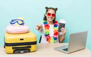 Genç ve güzel bir kadın kamerayı işaret ederek seni seçiyor. seyahat kavramı